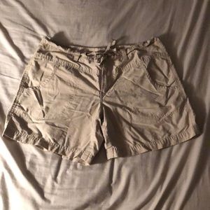 Cute tan Columbia shorts size S never worn...